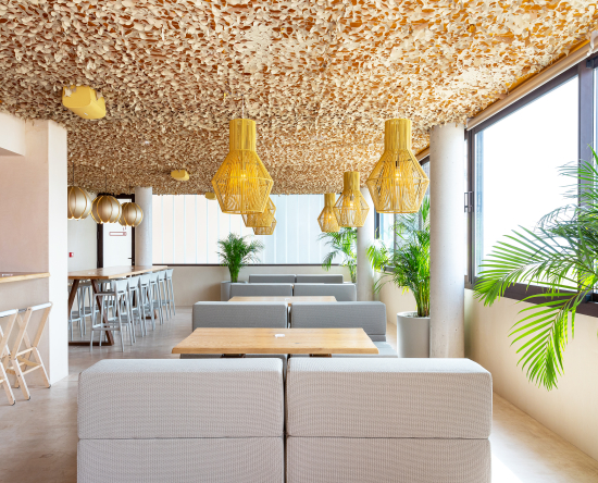 Blick auf den Sitzbereich des Strandclubs und Restaurants
